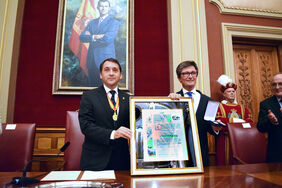 El alcalde, junto a Andrés Orozco, con ocasión de la entrega de la Medalla de Plata de la ciudad a la Obra Social de "la Caixa"