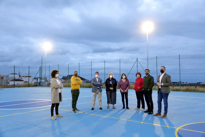 Santa Cruz ilumina con tecnología LED el polideportivo Domingo Mena, en el Suroeste