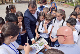 El alcalde, acompañado por el concejal de Medio Ambiente, tuvo oportunidad de departir con escolares del CEIP García Escámez