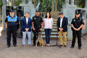 Kaisa, una de las perras condecoradas, junto a autoridades municipales y policiales de Santa Cruz