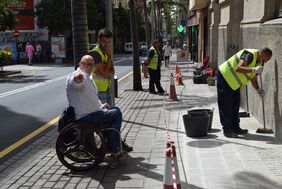 El concejal de Accesibilidad, Carlos Correa, comprueba el estado del pavimento tras los nuevos rejuntes realizados en determinadas partes de la Zona Urban.