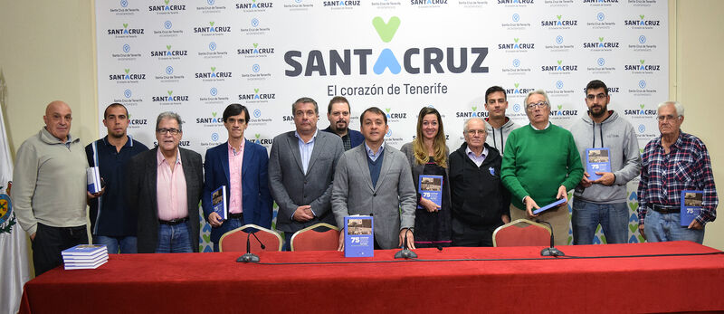 El alcalde de la ciudad, José Manuel Bermúdez, junto a Verónica Meseguer, Rafael González y los representantes de los 12 clubes de baloncesto con sede en Santa Cruz.