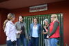 Zaida González y Carmen Delia Alberto conversan con las vecinas del barrio de La Alegría