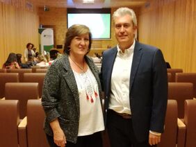 Óscar García junto a la presidenta de la asociación organizadora, Mª Carmen Laucirica
