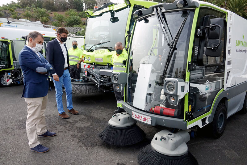 El Ayuntamiento presenta los primeros vehículos eléctricos y de gas del servicio de limpieza