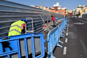 Dos operarios realizan labores en las obras de seguridad que se están ejecutando en el puente de Loño.