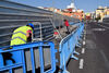 Dos operarios realizan labores en las obras de seguridad que se están ejecutando en el puente de Loño.