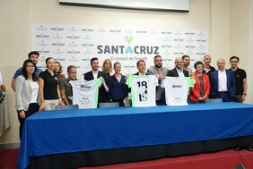 El alcalde de la ciudad, José Manuel Bermúdez, sostiene la camiseta oficial de la prueba junto a una representación del grupo de personas que hacen posible la cuarta edición de la Binter NightRun de Santa Cruz de Tenerife.