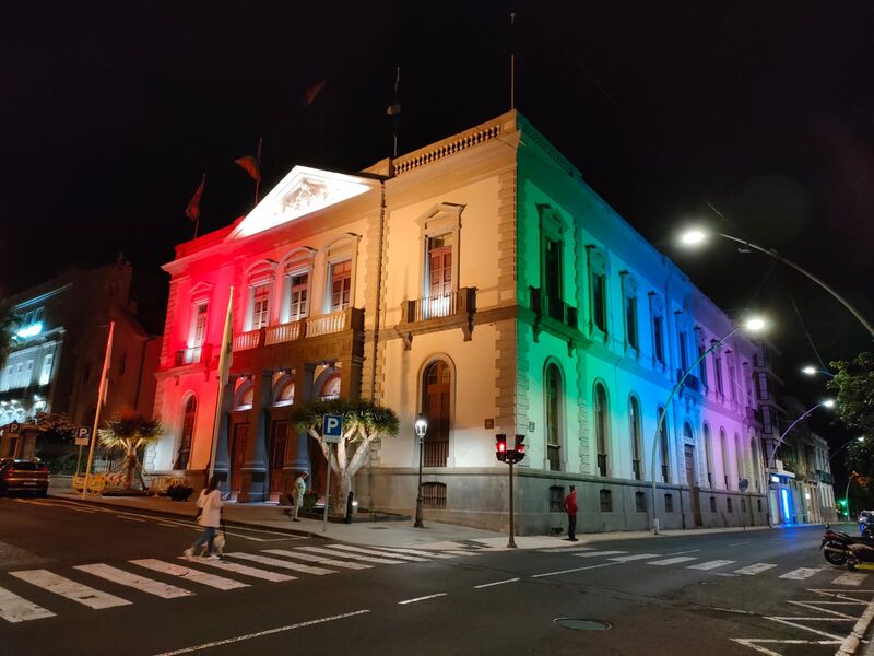 Santa Cruz ilumina con orgullo la bandera del arcoíris en conmemoración del día LGTBI