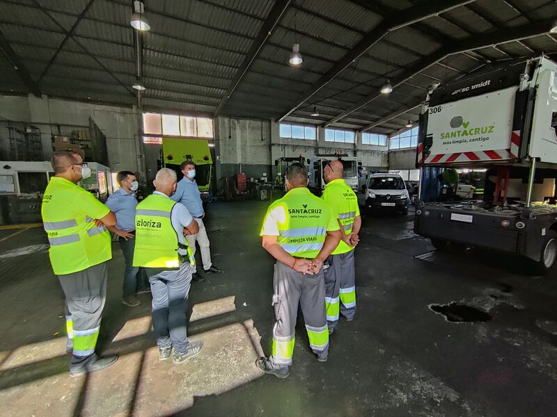 Santa Cruz envía tres vehículos a La Palma para colaborar en la retirada de cenizas