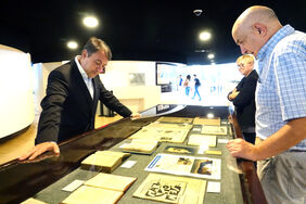 El alcalde observa parte de los fondos expuestos en la muestra conmemorativa de los 130 años de la creación de la Biblioteca Municipal