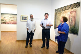 El concejal de Cultura, José Carlos Acha, en el centro, durante la inauguración de la exposición 'Passarola'.