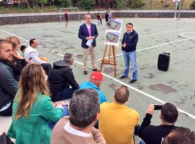 El alcalde de la ciudad, José Manuel Bermúdez, explica a los vecinos el proyecto de remodelación de las canchas deportivas del parque de Santa Catalina, en La Gallega.