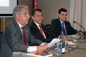 Emilio Abad, el alcalde de la ciudad, José Manuel Bermúdez, y Carlos Hernández Bento, durante la presentación del libro en el Real Casino de Tenerife.