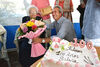 El concejal de Atención Social entrega un ramo de flores a la abuela centenaria