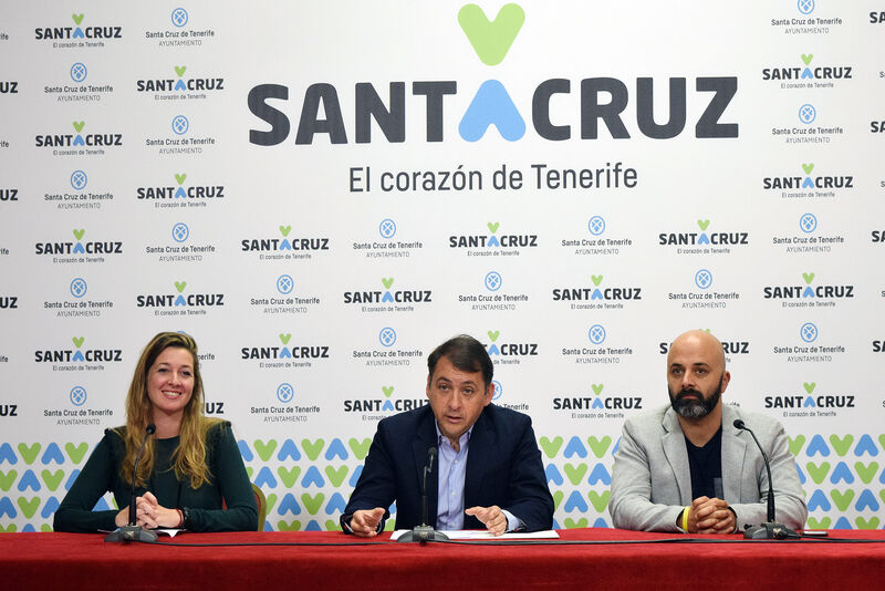 Verónica Meseguer, el alcalde de la ciudad, José Manuel Bermúdez, e Isaac Rojas durante la presentación del programa 'Madurez Activa'.