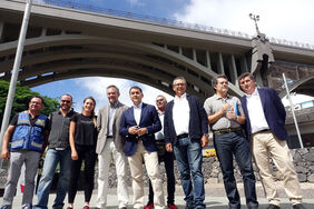 Foto de familia del alcalde con representantes del Colegio de Ingenieros de Caminos, Canales y Puertos y la contrata que realizó los trabajos