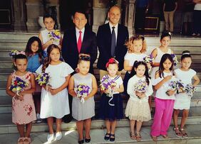 El alcalde, junto a las participantes en la Gala de Elección de la Reina Infantil