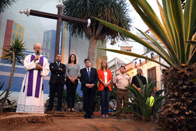 Detalle del responso realizado en la confluencia de las calles La Marina y San Francisco en honor del Cristo de Paso Alto.