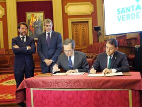 El alcalde y el consejero delegado de Cepsa firman el acuerdo, en presencia del presidente del Gobierno de Canarias y del Cabildo de Tenerife