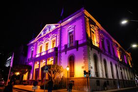 El Ayuntamiento de Santa Cruz ilumina su fachada de violeta por el Día contra la Violencia a la Mujer
