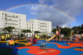 Aspecto del nuevo parque infantil del barrio, muy próximo a la piscina municipal de Añaza