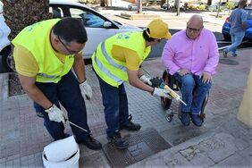 Carlos Correa junto a dos operarios de la empresa de desratización y desinsectación