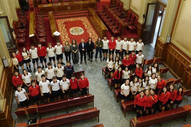 El alcalde recibe a un grupo de estudiantes de 3º de ESO del colegio Hispano Inglés