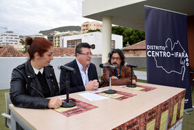 El concejal del Distrito Centro-Ifara, José Carlos Acha (centro), en la presentación de la iniciativa