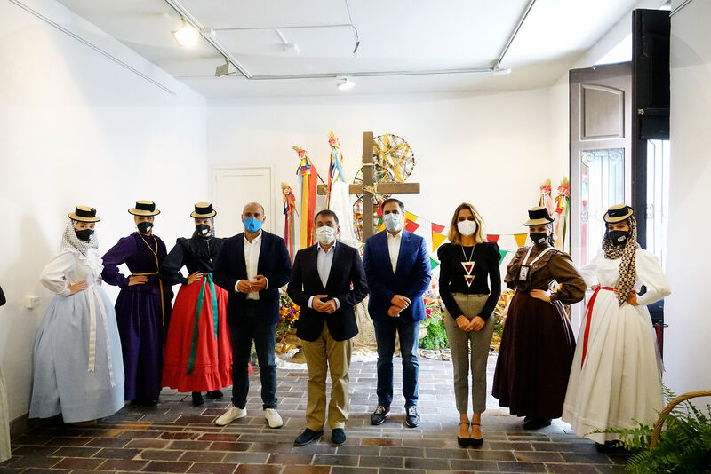Santa Cruz homenajea a Ubaldo Hernández con una exposición de vestimenta canaria
