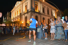 Un corredor pasa junto al Ayuntamiento durante la carrera nocturna del Plenilunio del pasado año