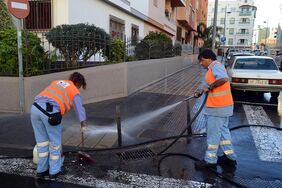 Detalle de la acción especial de limpieza desplegada hoy viernes en varias calles del barrio de Buenavista.