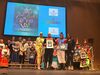 La concejala de Fiestas, Gladis de León, entrega el primer premio del certamen de Rondallas a los representantes de la  Unión Artística El Cabo.