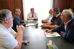El alcalde la ciudad, José Manuel Bermúdez, durante la reunión mantenida hoy con varios representantes del sector del taxi en Santa Cruz.