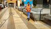 Un operario realiza labores de limpieza en el entorno del Mercado de La Abejera en García Escámez.
