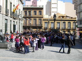 Varios escolares aguardan para asistir a una función en el Teatro Guimerá celebrada en horario lectivo.