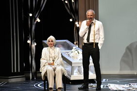 Concha Velasco y Jordi Rebellón, durante una representación de la obra teatral 'El funeral'.