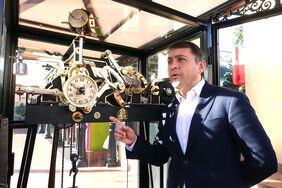 José Manuel Bermúdez mostró su satisfacción por el resultado de los trabajos realizados por el maestro relojero Avelino Moreno