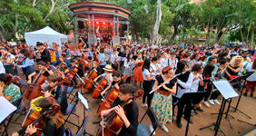 Foto del multitudinario concierto participativo en el que la percusión de las batucadas impuso su ritmo en la capital tinerfeña