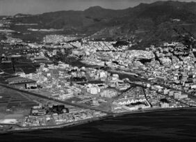 Panorámica de Santa Cruz hacia 1960, con el barrio de Regla y la Fábrica del Gas en primer plano