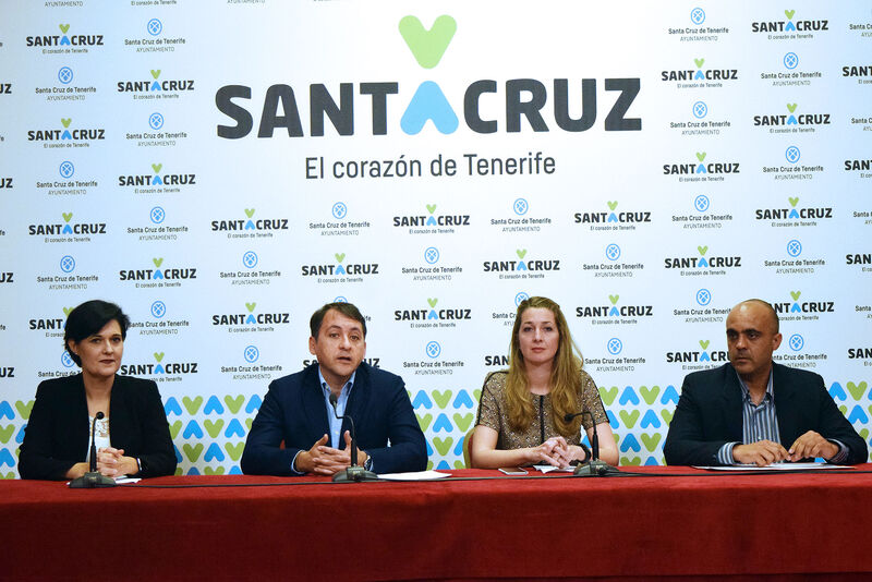 Cristo Pérez, el alcalde de la ciudad, José Manuel Bermúdez, Verónica Meseguer y César Dorta durante la presentación del IV Maratón Internacional Sport Zone Santa Cruz de Tenerife.