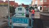 Un operario carga un camión con enseres domésticos durante la acción de limpieza desplegada esta semana por la 'Operación Barrios' en El Sobradillo.