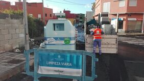 Un operario carga un camión con enseres domésticos durante la acción de limpieza desplegada esta semana por la 'Operación Barrios' en El Sobradillo.