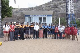 Foto de la Alcaldesa y el Concejal de Seguridad y Movilidad con todos los integrantes del dispositivo de seguridad y accesibilidad en las playas santacruceras para este verano.