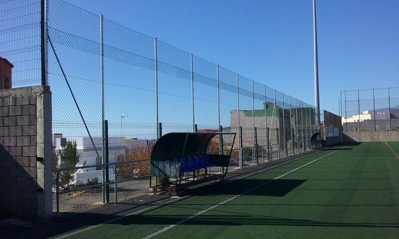 Detalle del nuevo vallado lateral del campo de fútbol de Tíncer.