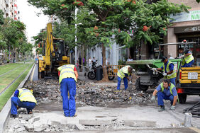 Operarios municipales, durante unos trabajos de reposición de pavimento