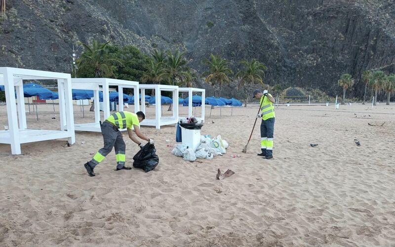 Santa Cruz recoge 3,1 toneladas de residuos tras la noche de San Juan en Las Teresitas