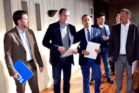 El acuerdo fue presentado en la sede de Presidencia en la capital tinerfeña. De izquierda a derecha, los presidentes del Cabildo y del Gobierno y los alcaldes de Santa Cruz y La Laguna