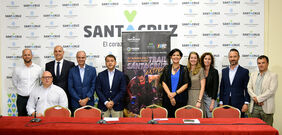 El alcalde de la ciudad, José Manuel Bermúdez, junto al resto de personas que hacen posible una nueva edición del trail Santa Cruz Extreme.