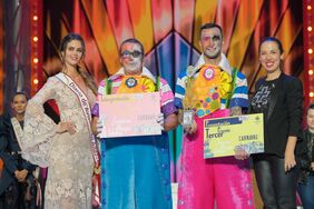 Foto de la alcaldesa con Zeta Zetas, primer premio de interpretación en el concurso de murgas adultas